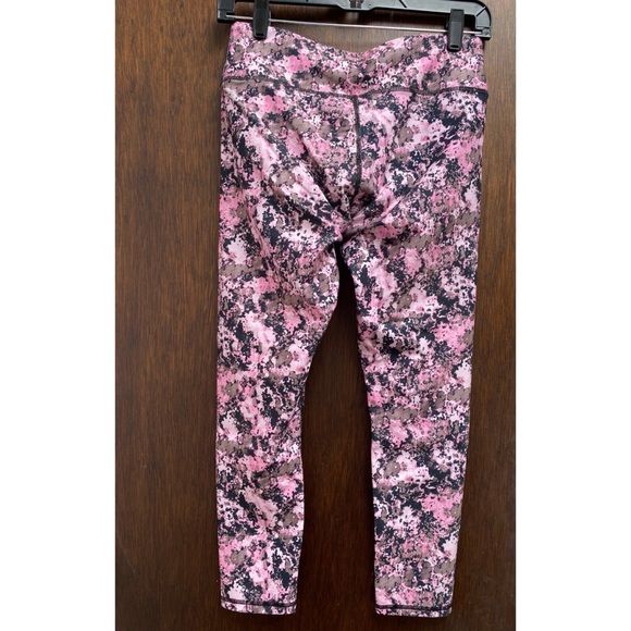 Fabletics Define Mid-Rise Capri - Picture 4 of 4